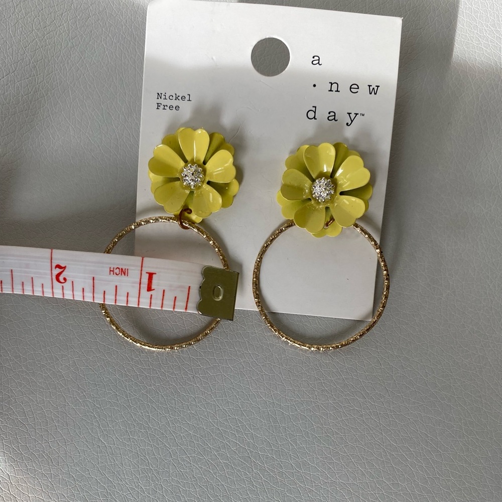 A NEW DAY earrings with yellow floral and hoop design 🌼⭐️🟡 - Picture 5 of 5